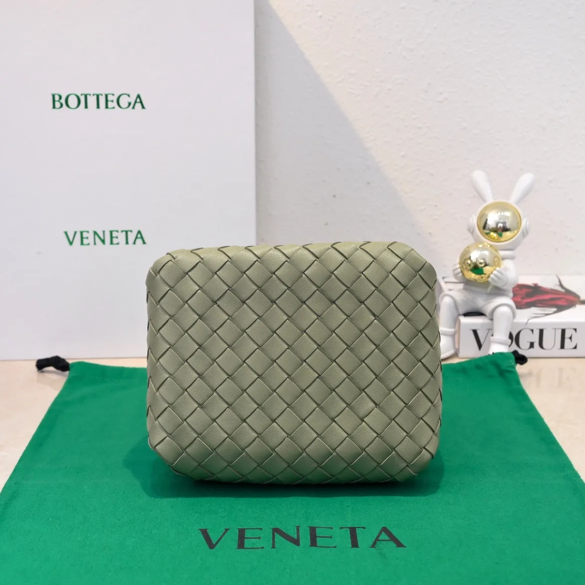 Batch 1760 BV home is new! Andiamo combines Bottega Veneta archives parachute handbags to inherit retro elements and integrate modern trends. The same style as Shu Qi's Beijing Night. It is a continuation of the classic bag. It has three functions: hand carry, shoulder and cross-body. It is embellished with metal brass knot buckles. The capacity of the small one is amazing. It can easily hold sunglasses in a box/small bottle of water/powder powder/charger and other daily necessities when going out. The upper body is versatile. Style number: 6569 Size: 21*17*16.5cm